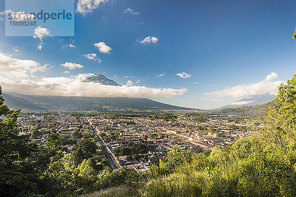Hochwinkelaufnahme von Antigua  Guatemala und Vulkan Agua.