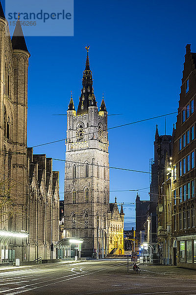 Sint-Niklaaskerk und Het Belfort van Gent 14. Jahrhundert  Belfy bei Nacht  Gent  Belgien