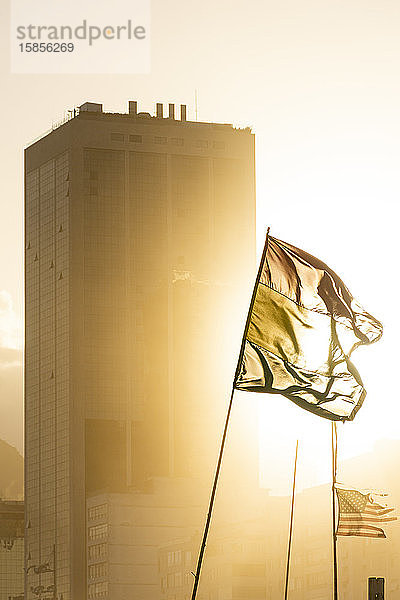 Schöne Aussicht auf Flaggen und Gebäude bei Sonnenuntergang am Copacabana-Strand