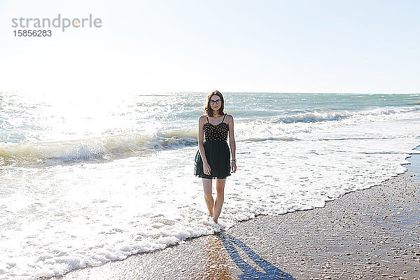 junges Mädchen im Kleid  das einen Urlaub am italienischen Sommermeer genießt