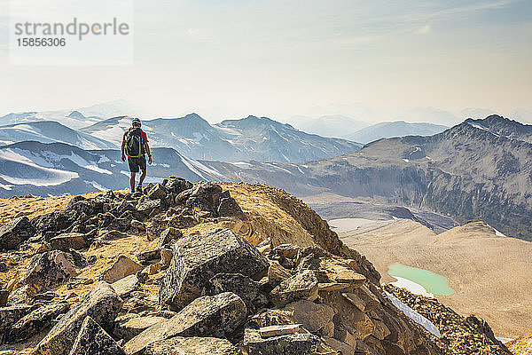 Rucksacktourist wandert auf Berggipfel.