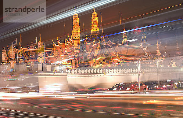 Nachtverkehr rund um den Grossen Palast von Bangkok