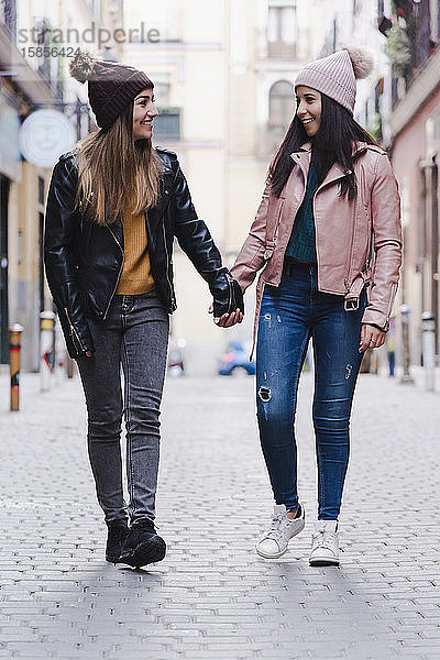 Schönes lesbisches Paar beim Spaziergang.. LGBT-Konzept.