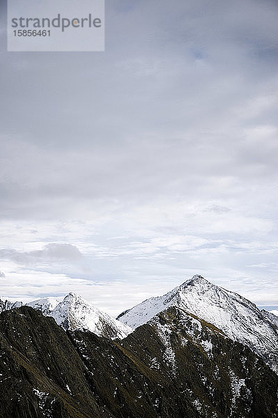 Schneebedeckte Gipfel im Tena-Tal  Provinz Huesca  Aragonien in Spanien.