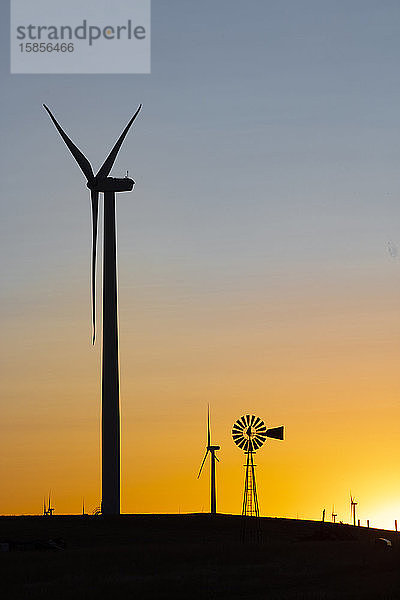 Blick auf eine Windkraftanlage neben einem Windrad