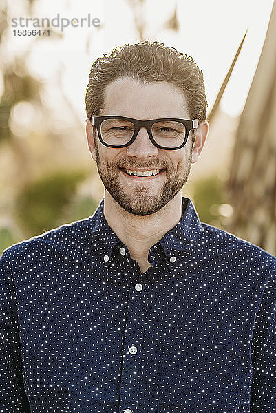 Kopfschuss-Porträt eines mittelgroßen erwachsenen Mannes mit Brille  außen
