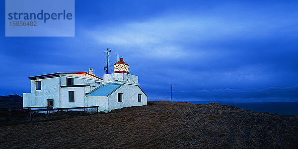 Leuchtturm StÃ³rhÃ¶fÃ°i auf den Vestmannaeyjar-Inseln sÃ?dlich von Island