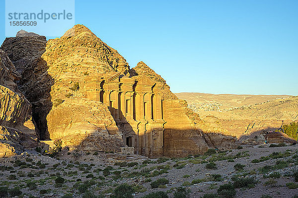Ad-Deir  das in die Sandsteinfelswand gehauene Kloster  Petra  Jordanien