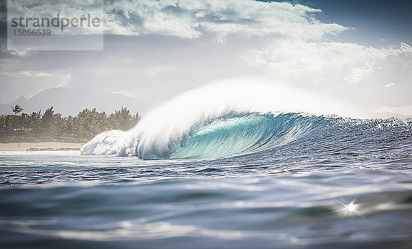 Pipeline-Wellen an der Nordküste Hawaiis