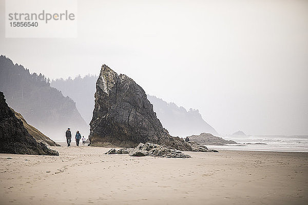 Ehepaar im Ruhestand macht einen langen Spaziergang am Strand von Oregon Coast.