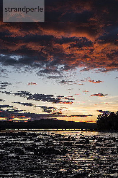 Sonnenuntergang über dem Upper Richardson Lake  Maine
