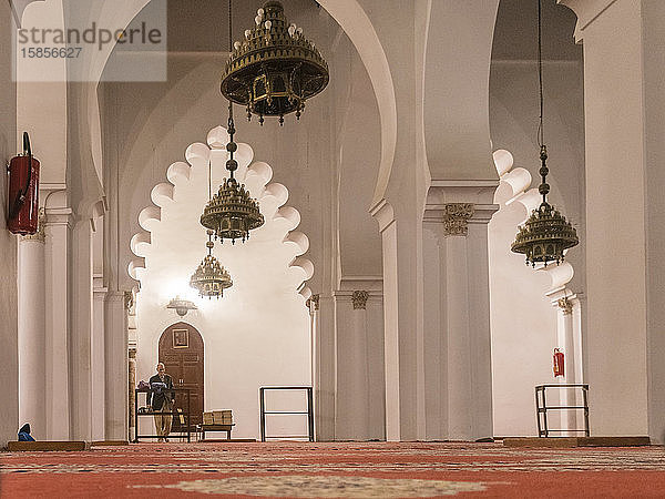 Innenansicht der Koutoubia-Moschee mit weißen Säulen und Dekoration