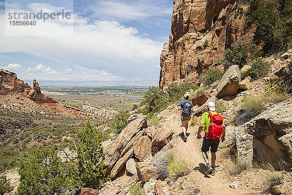 Wanderer steigen den Wedding Canyon Trail im Colorado National Monument hinab