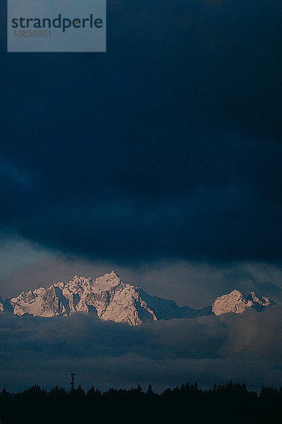 Der Konstanzer Berg durchbricht bei Sonnenaufgang die Wolken