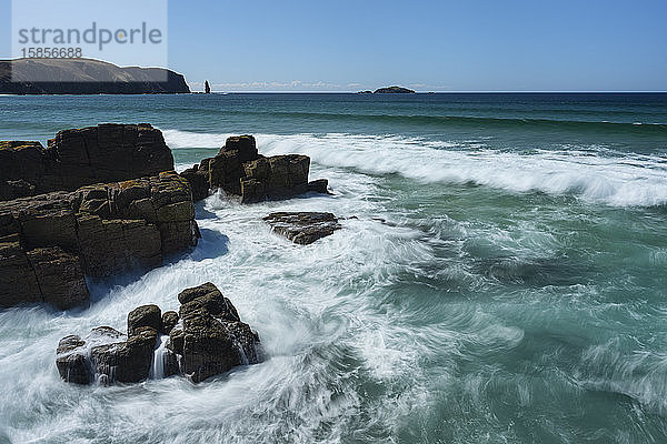 Wellen schlagen über Felsen am Strand der isolierten Bucht von Sandwood  Sutherland  Schottland