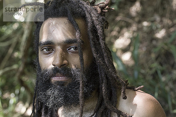 Porträt eines brasilianischen Rasta-Mannes im Atlantischen Wald