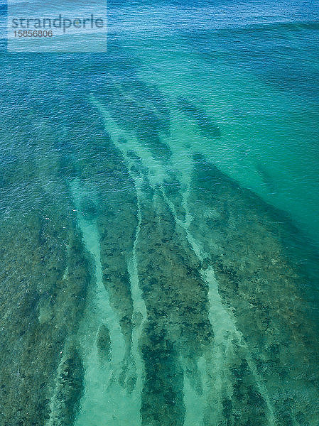Luftaufnahme des Riffs vor der Insel Sumbawa Indonesien