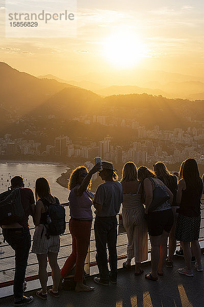 Touristen genießen die schöne Aussicht vom Zuckerhut