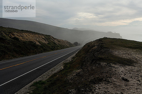 Der Küsten-Highway 1 in Kalifornien führt in die Ferne