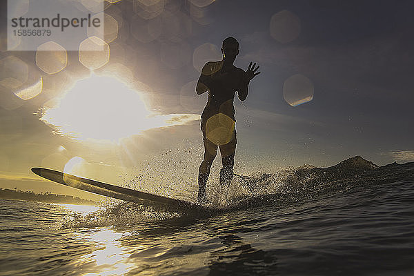 Silhouette eines Surfers bei Sonnenuntergang