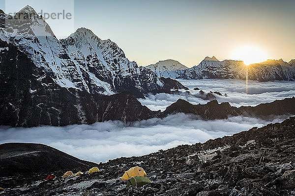 Alpiner Sonnenuntergang im Hochlager in den Bergen am Ama Dablam  Nepal Himalaya