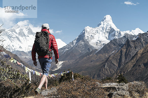 Mann wandert auf der Ama Dablam-Expedition  Khumbu  Nepal