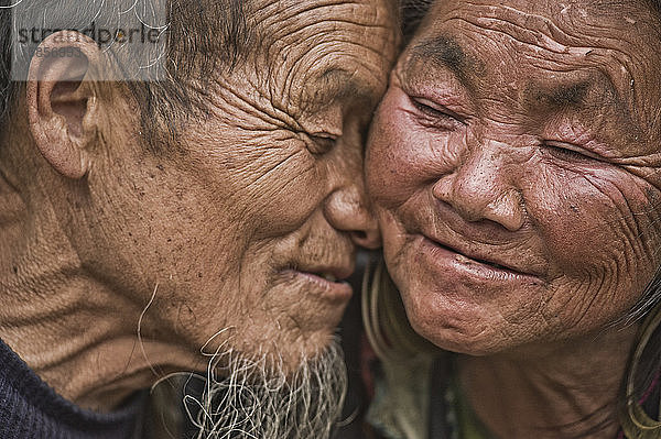 Altes verliebtes Hmong-Ehepaar auf Sapa