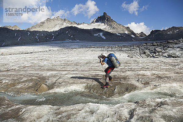 Mann macht Fotos auf dem Snowbird Glacier  Talkeetna-Gebirge  Alaska