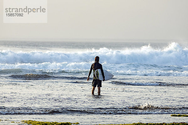 Surfer schaut auf Welle