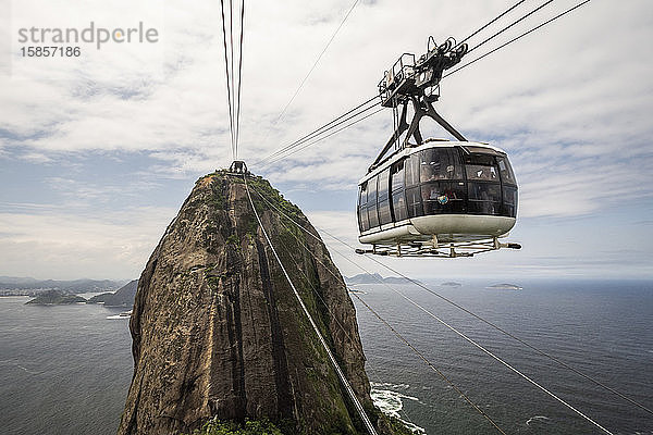 Schöne Aussicht von der Zuckerhut-Seilbahn auf die Stadtlandschaft  Rio