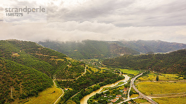 Luftaufnahme eines bulgarischen Bergdorfes.