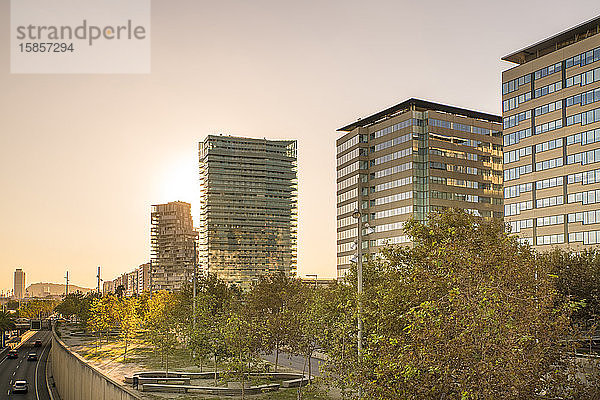 Häuser und Büros an der Diagonal Mar und der Seefront von Poblenou