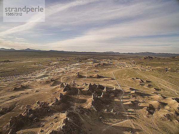 Trona-Säulen werfen lange Schatten von oben