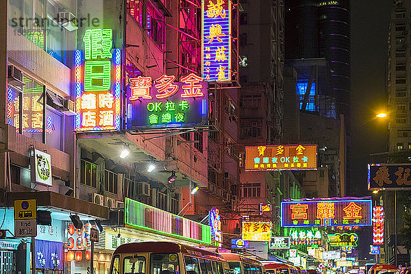 Portland Street  beleuchtete Neonschilder bei Nacht  Mong Kok  Hongkong