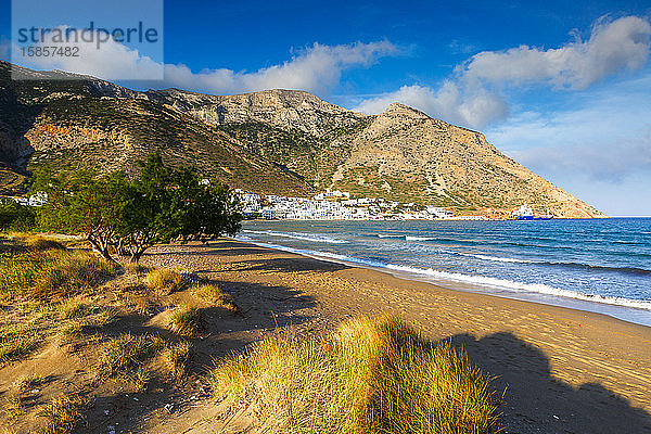 Blick auf das Dorf Kamares auf der Insel Sifnos vom Strand aus.