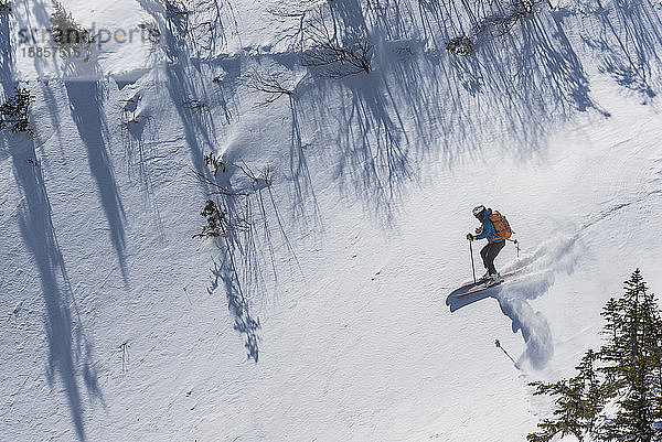 Eine Frau fährt in frischem Pulverschnee in der Nähe der Tuckerman-Schlucht am Mount Washington in den White Mountains von New Hampshire Ski.