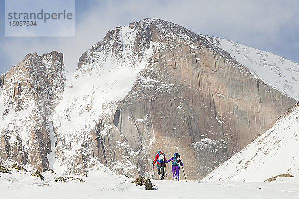 Bergsteiger wandern zum Longs Peak im Rocky Mountain-Nationalpark