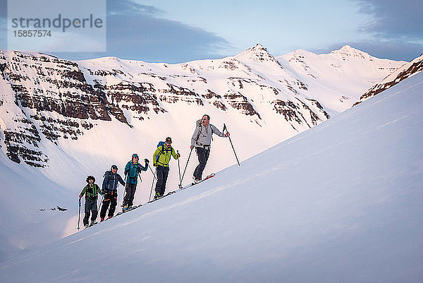 Gruppenskilauf in Island mit Bergen