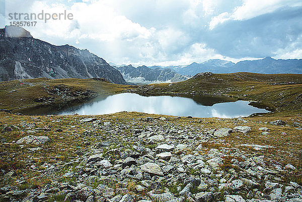 Blick auf die schöne stimmungsvolle Landschaft in den Alpen.