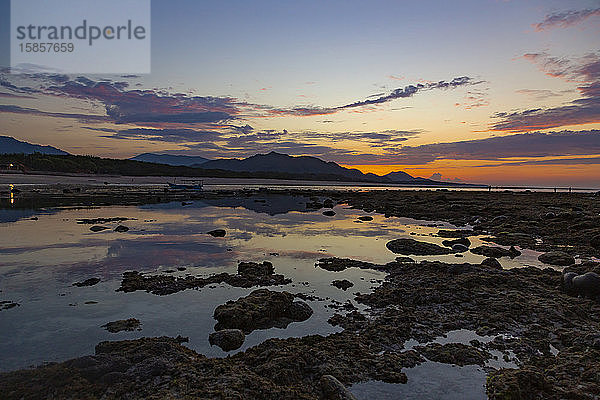 Sonnenaufgangslandschaft  Insel Sumbawa  Indonesien