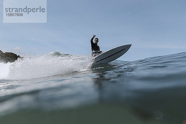 Surfer auf einer Welle