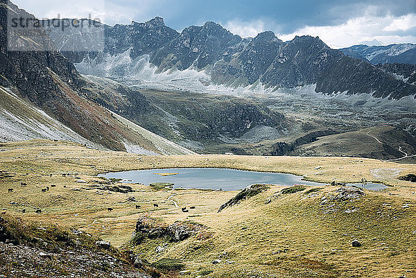 Blick auf die schöne stimmungsvolle Landschaft in den Alpen.