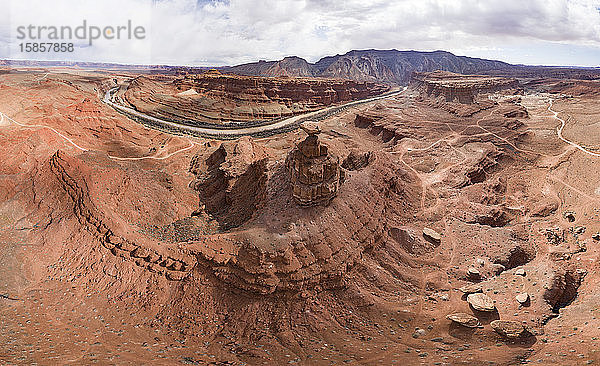 Ein Bergsteiger nimmt den Blick auf den Mexican Hat Rock