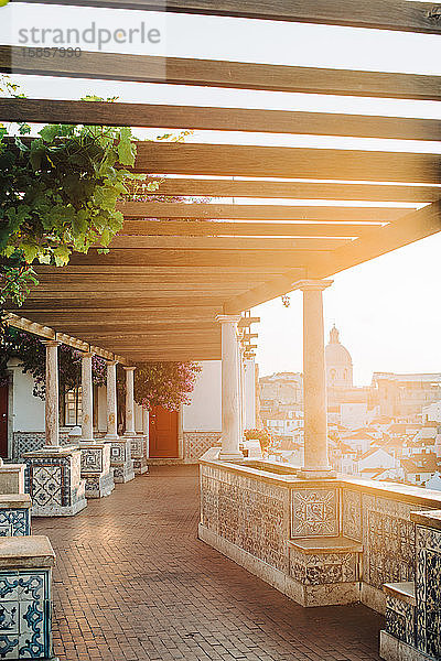 Aussichtspunkt Santa Luzia im Sonnenaufgang  Lissabon  Portugal