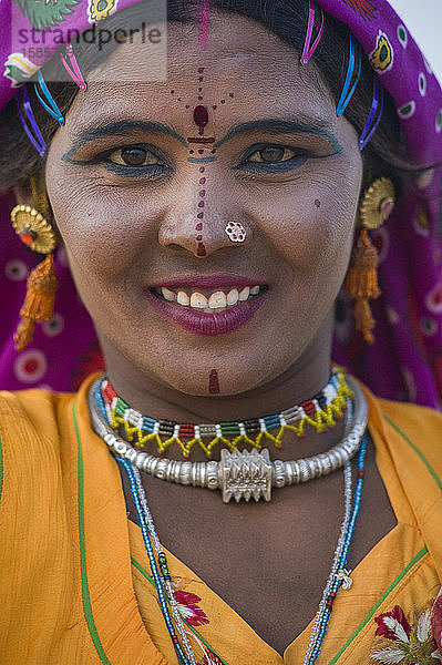 Rajasthanische Frau mit typischen Verzierungen und farbenfrohem Make-up