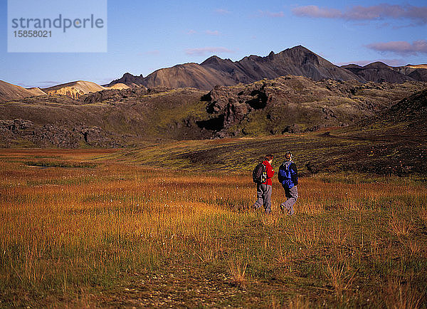 zwei Frauen  die das Gebiet Landmannalaugar räumen