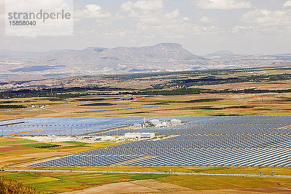 Das Andasol-Solarkraftwerk in der Nähe von Guadix in Andalusien  Spanien  ist das erste und größte solarthermische Parabolrinnen-Kraftwerk der Welt. Es wurde 2009 eröffnet und produziert