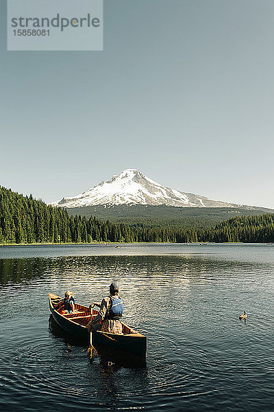 Ein Vater paddelt mit seiner Tochter auf dem Trillium Lake in der Nähe von Mt. Hood  OR.