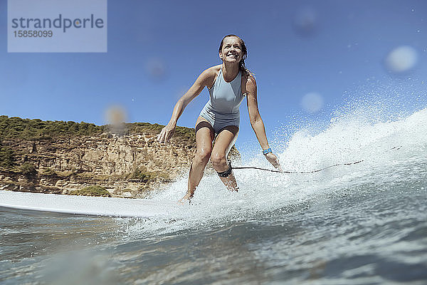 Lächelnde Frau beim Surfen