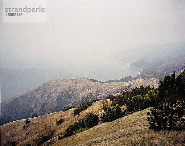 Big Sur-Gebirge am Morgen mit Rauchschicht von Waldtanne